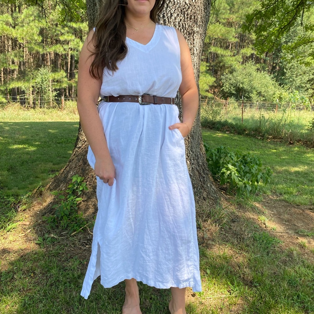 100% linen La.Fixsun flowy v-neck maxi ldress with pockets.